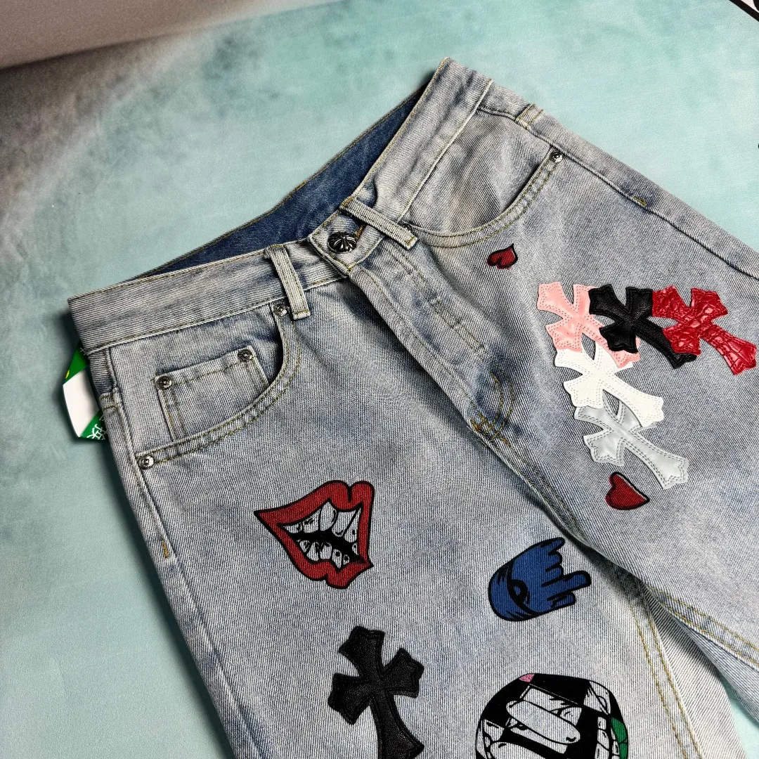 🅿️300 🔘Model No.-KL101 🔘Croixin𝐂𝐡𝐫𝐨𝐦𝐞 𝐇𝐞𝐚𝐫𝐭 CH graffiti crocodile skin jeans* CH The graffiti crocodile skin jeans co-branded by Crowe Xin are a rare treasure in the fashion world! That's quite rare on the market. Take a closer look at these pants, which are carefully embellished with 17 cross elements, and they are made of three different high-quality materials, including luxurious crocodile leather, soft and delicate lambskin, and unique horsehair. Every material is made of real materials. Compared with ordinary styles, there is a huge difference! What’s more worth mentioning is that the genderless trend exuded by these jeans is simply amazing! No matter boys or girls, as long as they wear it, they can easily control it, instantly make their fashionable temperament up, and become the most eye-catching trend focus among the crowd!  Color: Light Blue Size: S M L XL (28.30.32.34)
